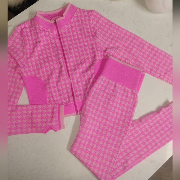 NWOT Barbie Pink Houndstooth Activewear Set Leggings Crop Zip Up Jacket - Picture 7 of 9